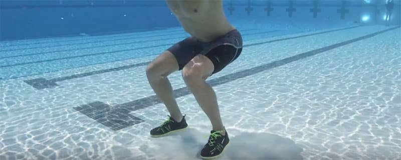 حرکت اسکوات در آب برای درمان آرتروز زانو